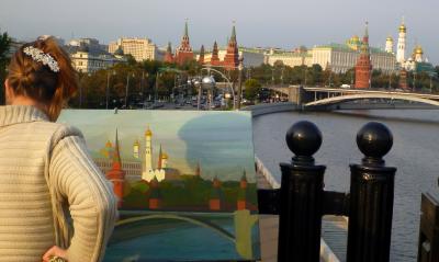 Künstlerin auf einer Brücke über der Moskwa