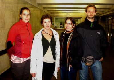 Meine Mitreisenden Evi und David (rechts und links im Bild), Masza, unser Host und ihre Freundin Natascha