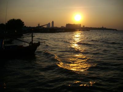 Diese Unterschiede im Vordergrund sind alte Fischerhütten, dahinter befindet sich die Skyline von Naklua, das an einem schönen Sonnenuntergang.