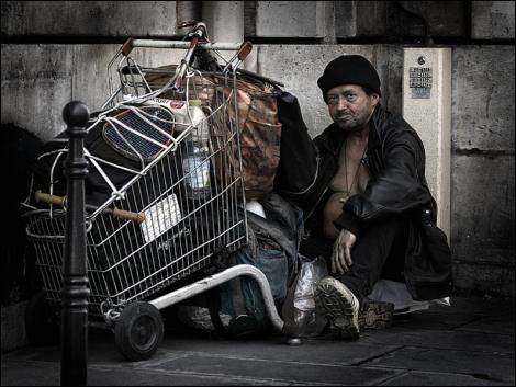 Obdachloser in Paris mit seiner habe im Einkaufswagen:
