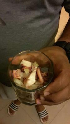 Roher Fisch, Oktupus, Zwiebeln und viel Zitronensaft