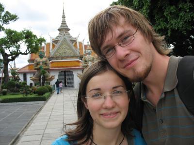 Hier stehen wir vor einem der Tempel von Wat Anun