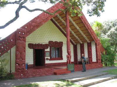 Das ist ein Versammlungshaus der Maori auf dem Weitangi Treaty Gelaende