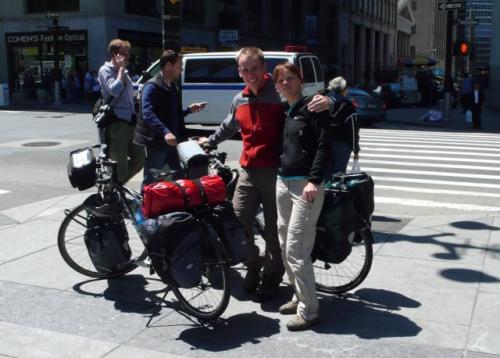 Zwei Radreisende am Broadway in Manhattan