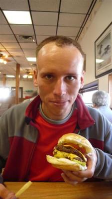 Der hungrige Radfahrer verabscheut ausgewogene Nahrung. Was er braucht, ist FLEISCH :)