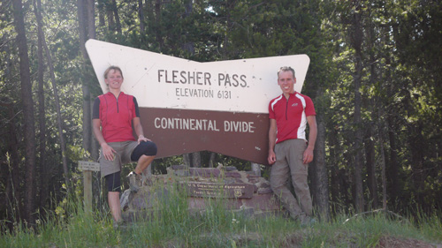 Wir ueberqueren zum dritten und letzten Mal die kontinentale Wasserscheide. Angeblich fliesst ab hier alles Wasser zum Pazifik.