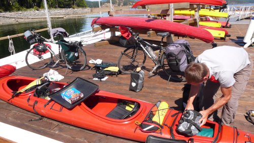 Umladen vom Rad ins Boot. Es war gar nicht so einfach, die ganze Ausr&uuml;stung zu verstauen.