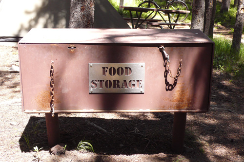 Wir sind zu hungrig, um unser Essen mit dem Baeren zu teilen und verstecken nachts alles im Food Locker.