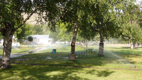 Wir suchen ein trockenes Fleckchen auf dem Campingplatz in Grand Forks