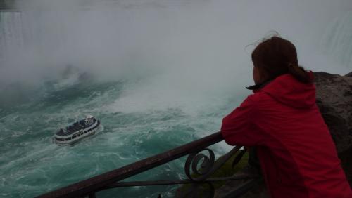 Eines der Boote inmitten von Strudeln und Gischt