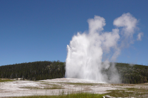 Old Faithful ist wohl einer der beruehmtesten Geysire der Welt. Die Fontaene wird bis zu 40 m hoch.