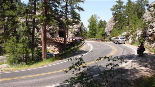 Schweineschwanz-Bruecke auf der Iron Mountain Road mit anschliessendem Tunnel