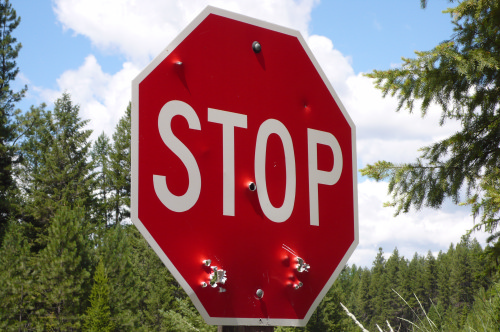 In einsamen Gegenden schiessen die Amerikaner offenbar gern auf wehrlose Strassenschilder.