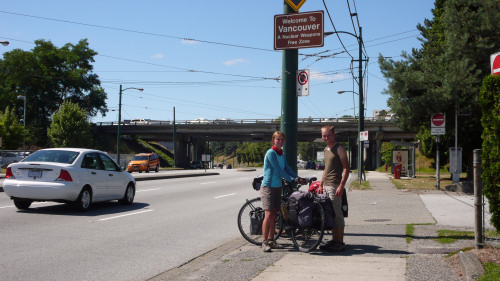 Wir haben es geschafft! Das ist uebrigens mal ein originelles Ortseingangsschild.