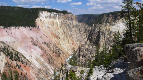 Der Yellowstone Canyon war vielleicht namensgebend fuer den Park.