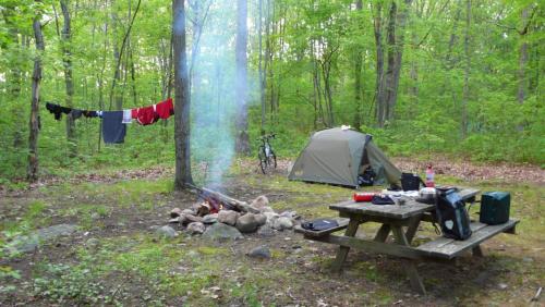 So sieht es abends auf dem Zeltplatz aus. Das Zelt steht, die Waesche ist gewaschen, das Feuer brennt und der Baer hatte sich inzwischen wieder verzogen...