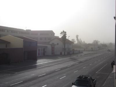 Blick aus dem Flat: Dies ist k e i n Nebel, sondern Sand ...