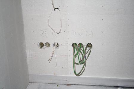 02.11.: Die Kabel kommen so in der Wand im Zimmer an