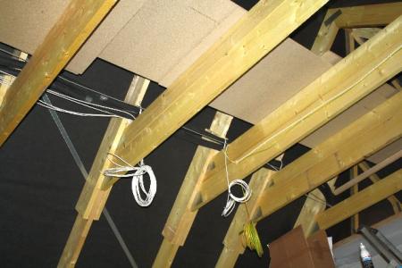 30.10.: Rohre für die Solaranlage im Dachspitz