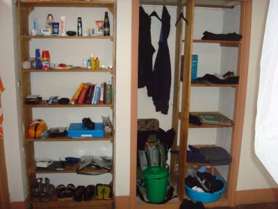 Das ist mein Schrank, wo (fast) alles ist, was ich im Monet besitze