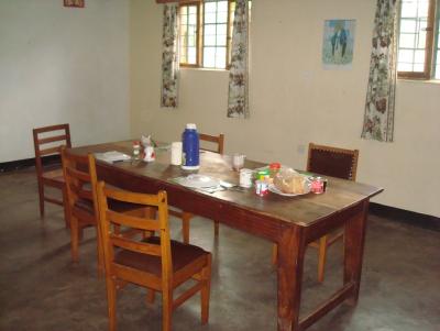 Und das ist das normale Fruehstueck: Weissbrot mit Butter und etwas Marmelade. Dazu gibt es entweder Instant kafee oder schwarzen Tee.