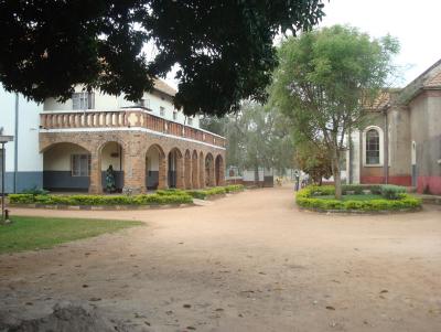 Und das ist der Ausclick, wenn ich aus meinem Fenster rausschaue: Zur linken das Haus der Combonibrueder und rechts die kleine Kirche der Combonis.