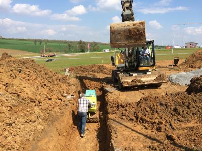 Befüllung und Verdichtung des Graben für die Abwasser-Kanäle