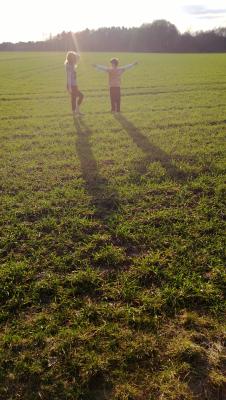 Als die Sonne gerade am Untergehen war und ich mit meinem kleinen Bruder auf dem Feld stand mit dem Duft reiner Natur in der Nase und dem leichten  Wind in den Haaren und die letzten Strahlen auch bald hinter den B&auml;umen verschwinden w&uuml;rden. Da habe ich sie gesp&uuml;rt. Die Freiheit.