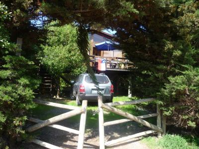 Das Ferienhaus meiner Gastfamilie. Es steht auf Holzsäulen, da in der Region öfter Überschwemmungen sind.