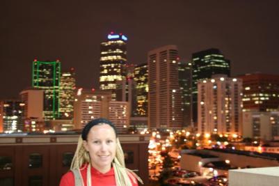 Nancy vor der Skyline von Denver