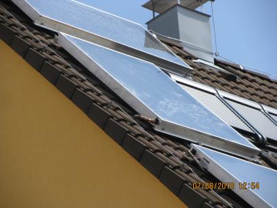 Dach: Solarkollektor erneuert Dach: Solarkollektor erneuert
