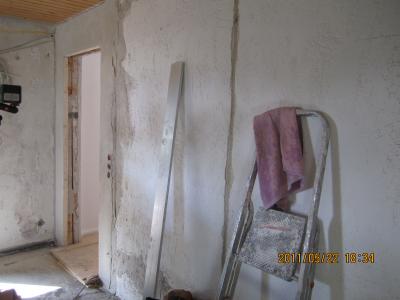 Obergeschoss Wohnzimmer Elektroinstallation und Verputzen um die Tür herum Obergeschoss Wohnzimmer Elektroinstallation und Verputzen um die Tür herum