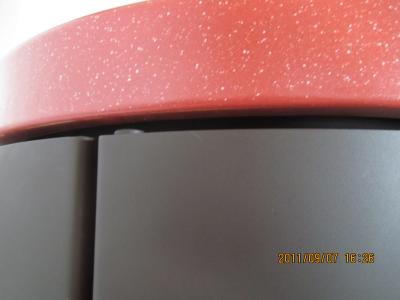 Kratzer an Tür oben an Steinplatte Kratzer an Tür oben an Steinplatte