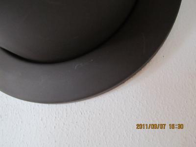 Kratzer an Kaminrohr-Rosette Kratzer an Kaminrohr-Rosette