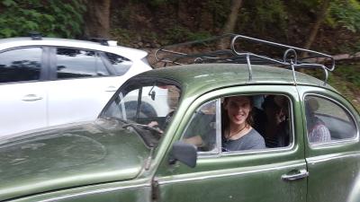 Ich in einem VW-K&Auml;FER in Limatambo, von denen gibt es in Peru sehr viele