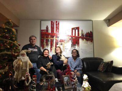 Familie Guevara Ortiz vorm Weihnachtsbaum 