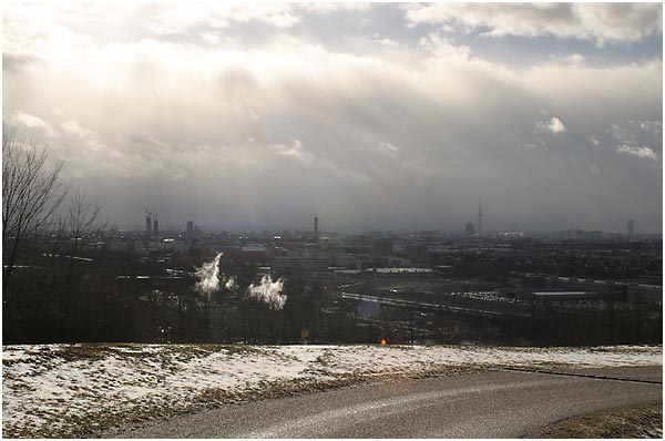 Da bin ich auf'n Huegel gekraxelt, und fotofierte bei stuermischstem Sonnenschein, wie Muenchen im Schneesturm (den ich wenige Stunden vorher auch erleben durfte) versank.