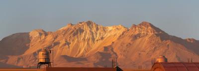 This is the vulcano Chachani, one of the three vulcanos surrounding Arequipa. It is just over 6000m high.