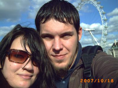 London mit dem komischen Kugelriesenrad im Hintergrund =) London mit dem komischen Kugelriesenrad im Hintergrund =)