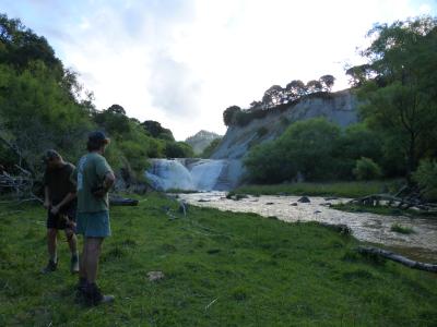 (leider!) waren wir nicht erfolgreich. Aber der Weg entlang am Fluss bis zum Wasserfall war es wert!