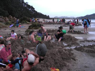 Hot Water Beach, Hahei. Das war echt ne coole Sache. Hot Water Beach, Hahei. Das war echt ne coole Sache.