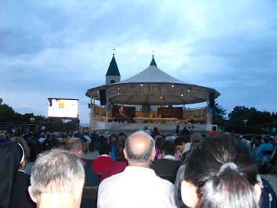 Freiluftgelände hinter der Kirche