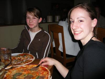 megan und adrienne im Restaurant an der Jugendherberge