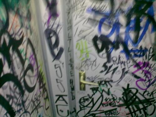 toilette graffiti tuer toilette graffiti tuer
