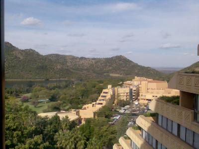 Der Ausblick aus einer der Bettenburgen auf eine der Bettenburgen in Sun City