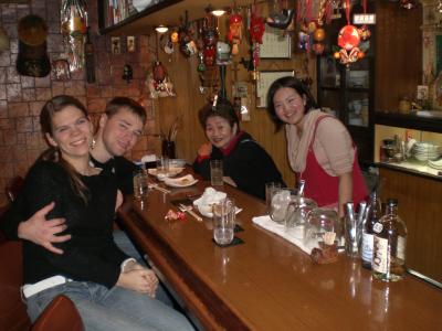 Essen in einem japanischen, kleinen Resturant. Da wo Roger immer hingeht.