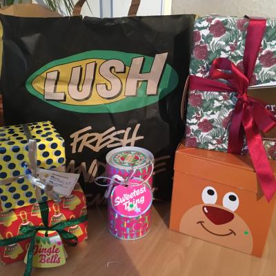Immer am ersten Tag nach Weihnachten, macht Lush eine 50% Reduzierung auf alle Weihnachtssets und ausgewählte Produkte. Diese könnt ihr dann im Markt oder auch online erwerben. Ich bin eher ein Fan vom anfassen, ausprobieren und riechen... Das kann ich leider nur im Laden... Falls ihr natürliche Lush Junkies sei´d une genau wisst, was ihr wollt, dann kann man sich schon ins Online Vergnügen wagen. Ich als absoluter Neuling, bin froh, dass es diese netten kleinen Läden noch gibt. Um 8.45 angekommen, standen auch schon 10 weitere Damen dort, scharrten mit ihren Hufen und wetteiferten schon um die Wette. Das erinnerte mich daran, wie ich mir früher, die Nase am Süßigkeitenladen platt gedrückt habe. Das Mädchen hinter mir, schien nicht das erste Mal dagewesen zu sein und entpuppte sich als "Profi". Sie erzählte mir, wo ich welche Produkte finden konnte und woher ich wusste, dass genau dieser Artikel reduziert wurde. Ich muss gestehen, dass ich froh war, dass ich mir ein Limit gesetzt habe. 200€ und mehr nicht. Ich muss gestehen, dass ich dieses Limit nicht mal zu 50% genutzt habe. Irgendwie waren die Geier so gut organisiert, dass sie nur noch Schutt und Asche übrig gelassen haben. Ein Tisch haben sie irgendwie ausgelassen und da kam meine Chance... alles erstmal in die Körbchen, die sooooo mini sind, dass da vielleicht paar Duschgele reinpassen würden. Egal, alles unter die Arme geklemmt und ran an die Kasse.... Alles in allem zahlte ich knapp 85€ und meine Wohnung riecht wie im Laden ;)....
<br />
<br />
Eure Melli Immer am ersten Tag nach Weihnachten, macht Lush eine 50% Reduzierung auf alle Weihnachtssets und ausgewählte Produkte. Diese könnt ihr dann im Markt oder auch online erwerben. Ich bin eher ein Fan vom anfassen, ausprobieren und riechen... Das kann ich leider nur im Laden... Falls ihr natürliche Lush Junkies sei´d une genau wisst, was ihr wollt, dann kann man sich schon ins Online Vergnügen wagen. Ich als absoluter Neuling, bin froh, dass es diese netten kleinen Läden noch gibt. Um 8.45 angekommen, standen auch schon 10 weitere Damen dort, scharrten mit ihren Hufen und wetteiferten schon um die Wette. Das erinnerte mich daran, wie ich mir früher, die Nase am Süßigkeitenladen platt gedrückt habe. Das Mädchen hinter mir, schien nicht das erste Mal dagewesen zu sein und entpuppte sich als "Profi". Sie erzählte mir, wo ich welche Produkte finden konnte und woher ich wusste, dass genau dieser Artikel reduziert wurde. Ich muss gestehen, dass ich froh war, dass ich mir ein Limit gesetzt habe. 200€ und mehr nicht. Ich muss gestehen, dass ich dieses Limit nicht mal zu 50% genutzt habe. Irgendwie waren die Geier so gut organisiert, dass sie nur noch Schutt und Asche übrig gelassen haben. Ein Tisch haben sie irgendwie ausgelassen und da kam meine Chance... alles erstmal in die Körbchen, die sooooo mini sind, dass da vielleicht paar Duschgele reinpassen würden. Egal, alles unter die Arme geklemmt und ran an die Kasse.... Alles in allem zahlte ich knapp 85€ und meine Wohnung riecht wie im Laden ;)....
<br />
<br />
Eure Melli