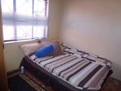 Mein Bett und daneben der Kleiderschrank (neben dem Kleiderschrank ist der Eingang zum Bad) Mein Bett und daneben der Kleiderschrank (neben dem Kleiderschrank ist der Eingang zum Bad)