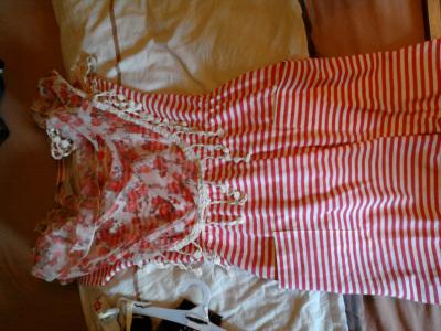 Rot-Wei&szlig; gestreiftes mit Gummibund in der Taile.