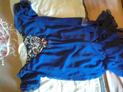 Tunika mit Strasssteinen am Dekoltee.